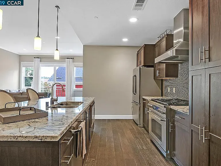 200 Railroad Ave #202 — Photo 3