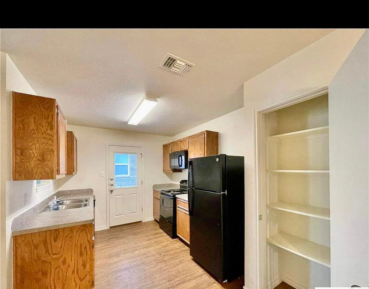 904 Lasso Dr — Photo 3