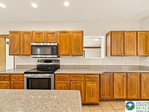 4th image of 1740 Butztown Rd