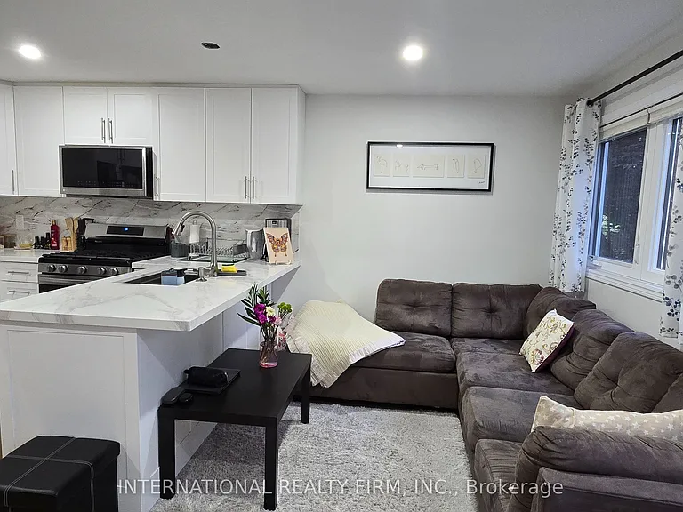 261 Soudan Ave #MAIN — Photo 2