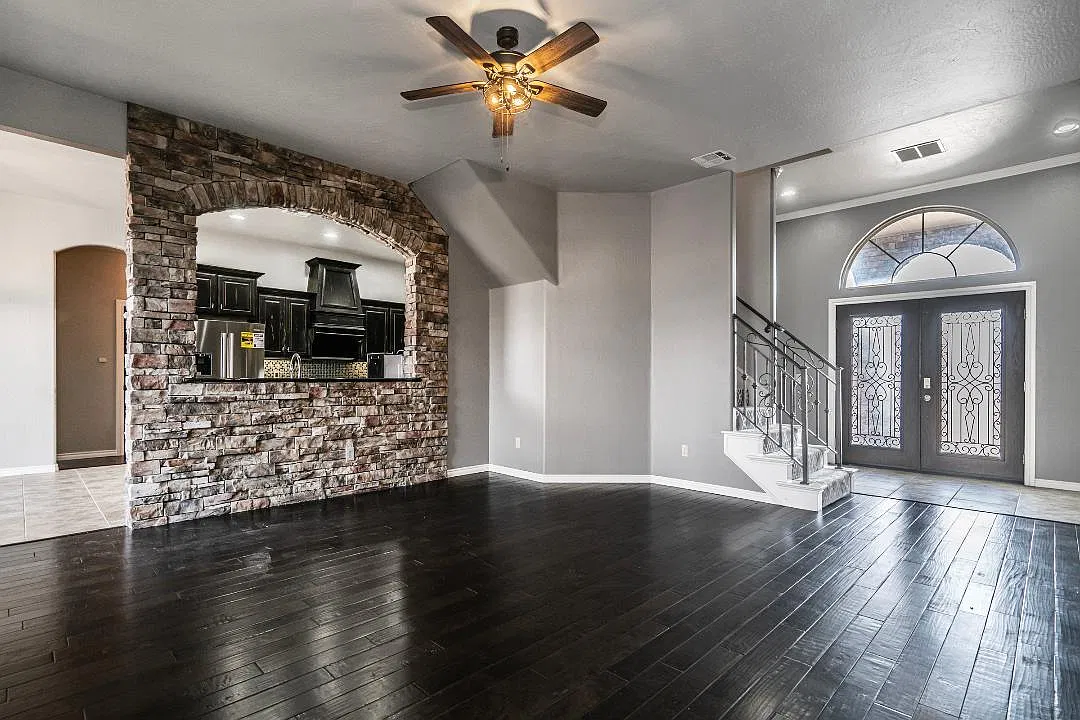 4 bed, 2331 sqft, $2,350 — Photo 4