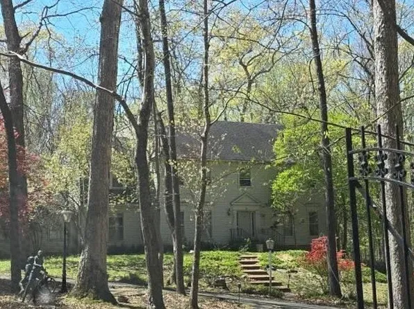 9011 Georgetown Pike, Great Falls, VA 22066