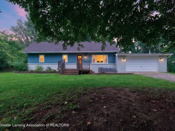 11925 Airline Dr, South Lyon, MI 48178
