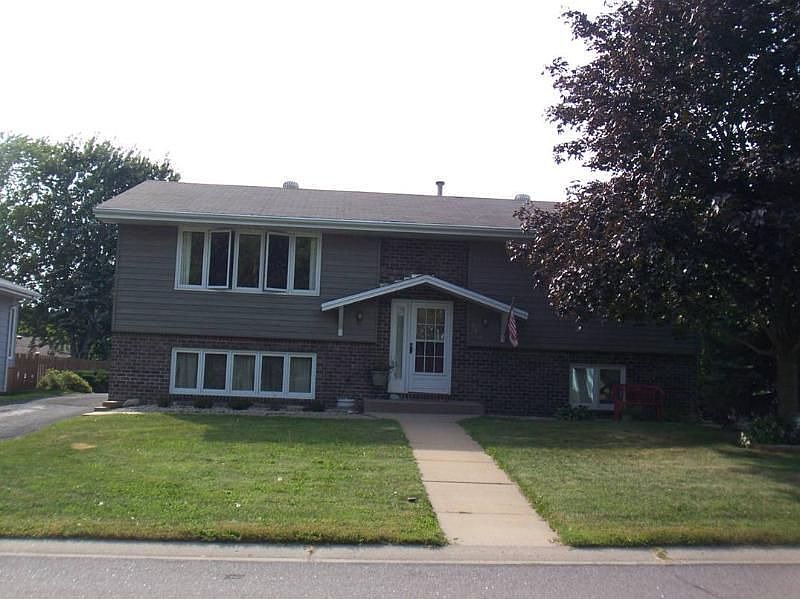 1st image of 402 18th Ave S