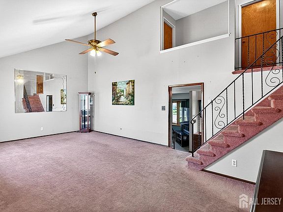 4th image of 140 Camelot Dr