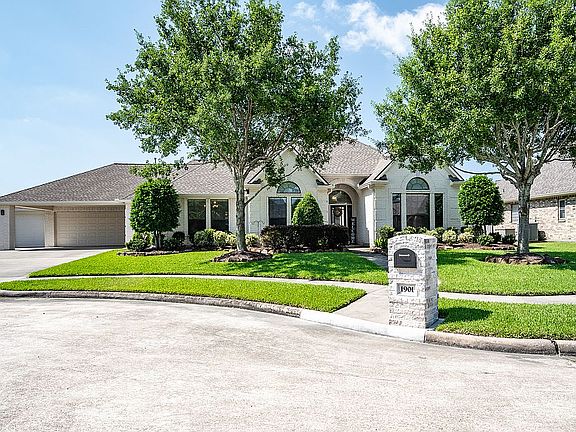 3 car garage & porte cochere
