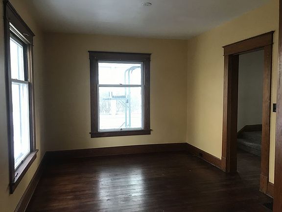 3rd image of 103 Oak St