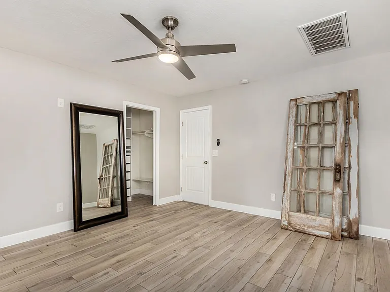 429 W Flower St — Photo 16