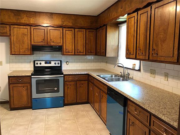 3rd image of 304 E 9th St