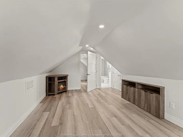 972 Wellington Ave #MAIN — Photo 17