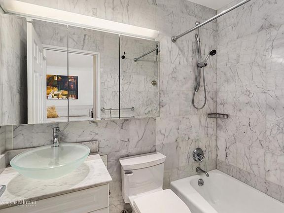 4th image of 30 W 63rd St APT 28W