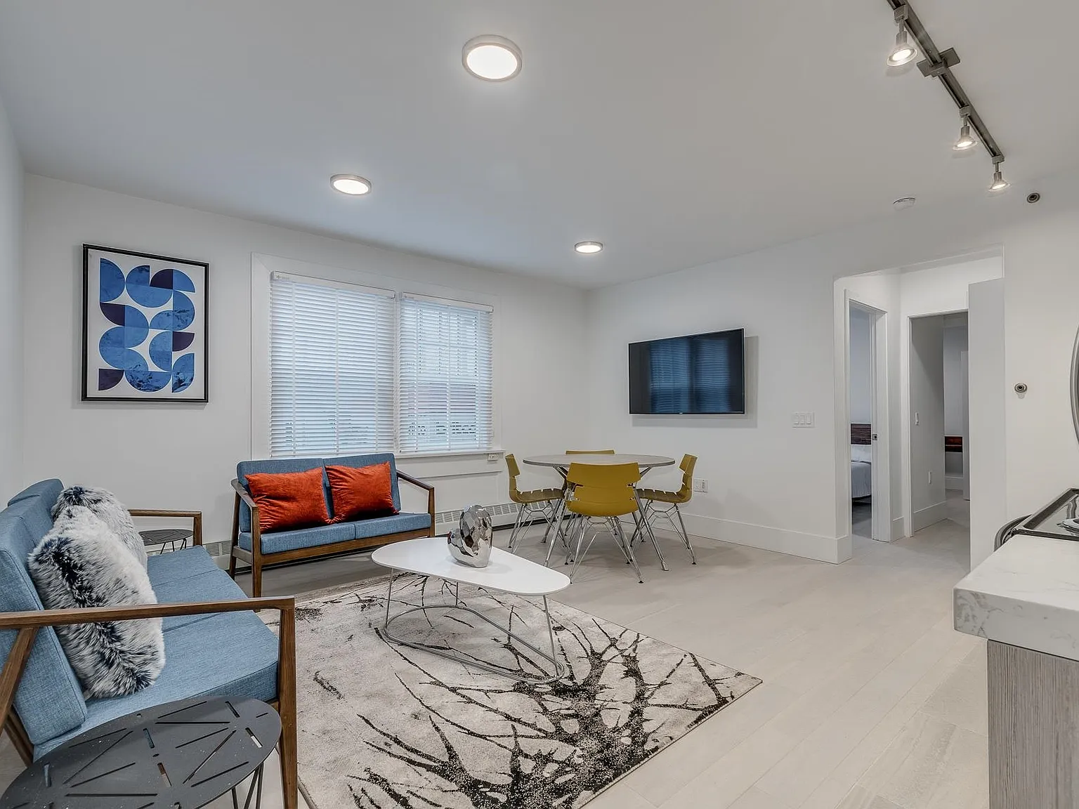 3 bed, 781 sqft, $4,390 — Photo 4