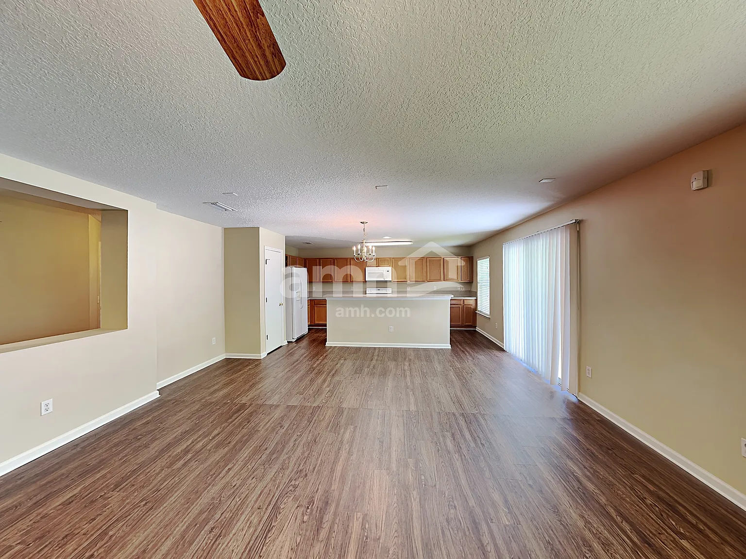 3 bed, 2.0 bath, 1725 sqft, $1,995 — Photo 3