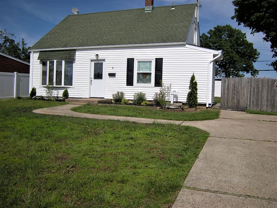 1st image of 9 Pond Ln