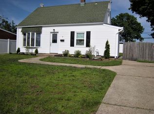 9 Pond Ln, Levittown, NY 11756