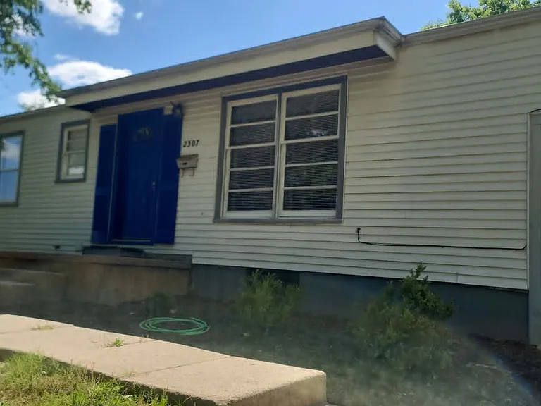 2307 S Broadview St — Photo 2