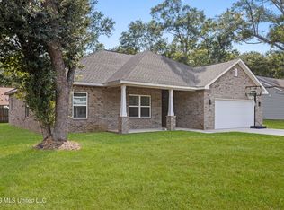 617 Peach St, Ocean Springs, MS 39564