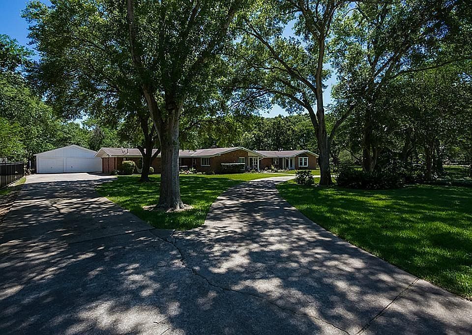 1st image of 406 Lakeshore Dr