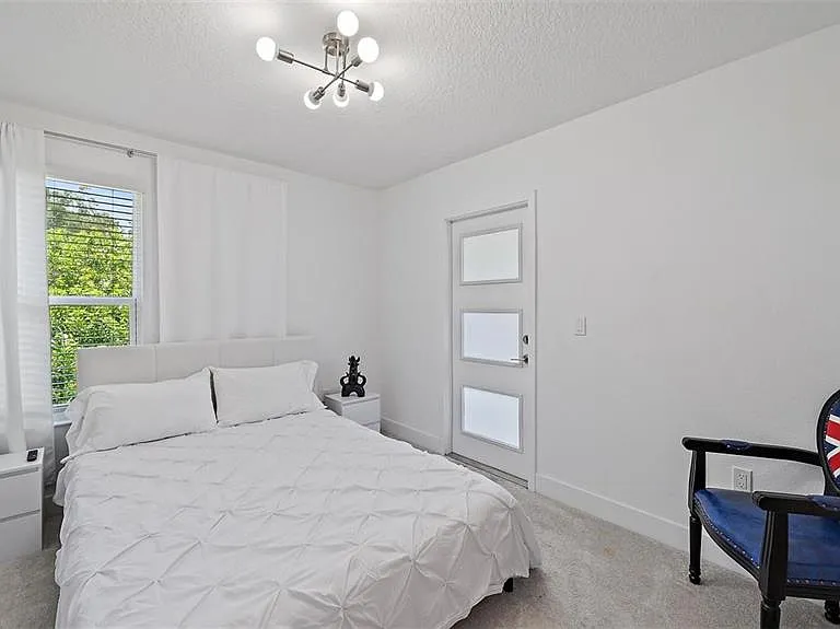 2587 Temple St — Photo 20
