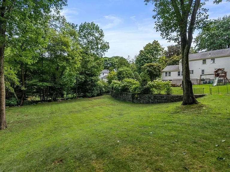11 Nantucket Rd — Photo 3