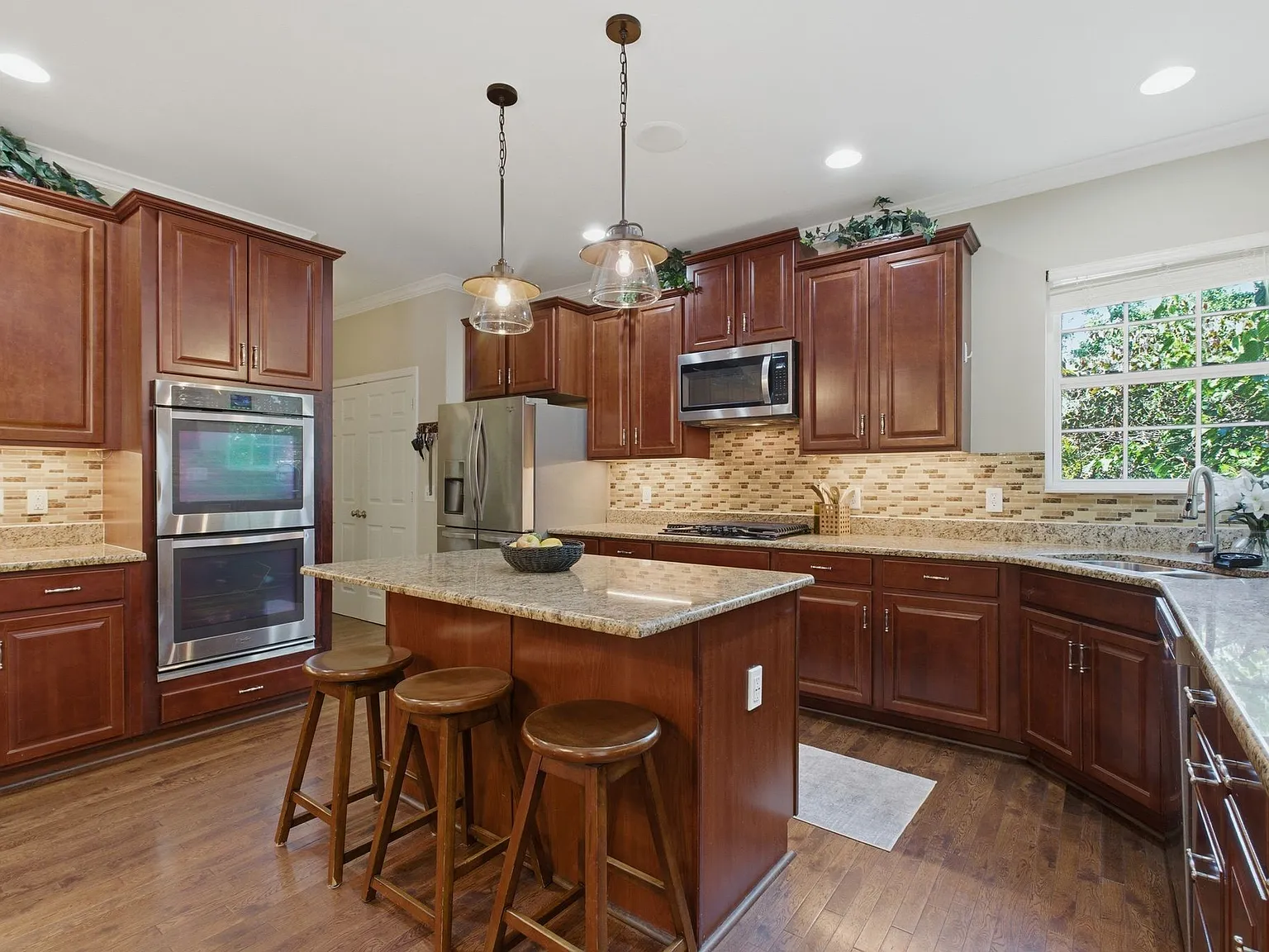 5 bed, 3.5 bath, 3932 sqft, $4,000 — Photo 4