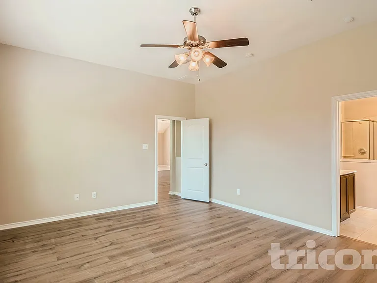 221 Anthony Ln — Photo 7
