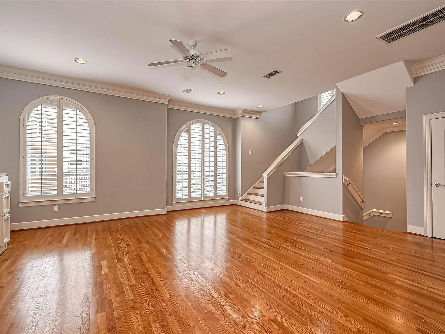 3 bed, 3.5 bath, 2826 sqft, $3,900 — Photo 2