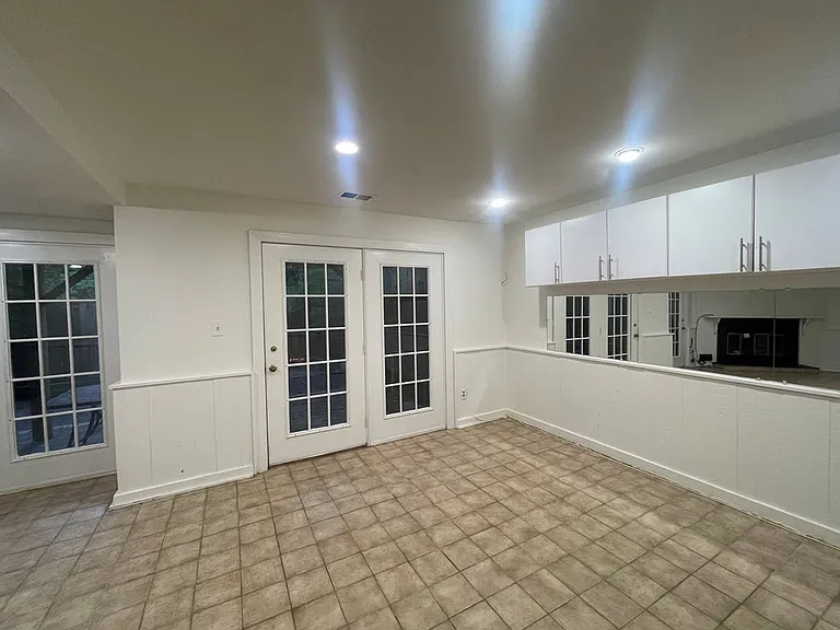7727 Rockledge Ct — Photo 2