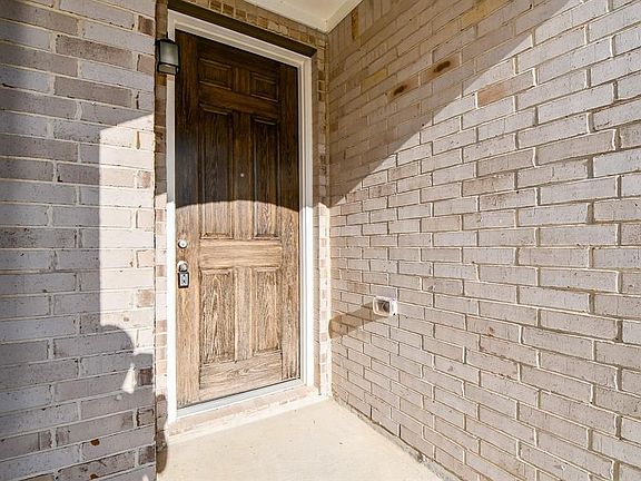 5th image of 4810 Emerson Manor Dr