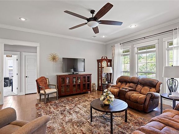 5th image of 325 Crestwood Ln