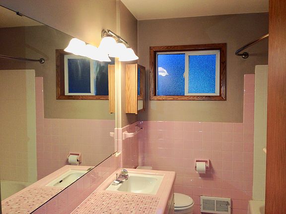 Bathroom with tub/shower