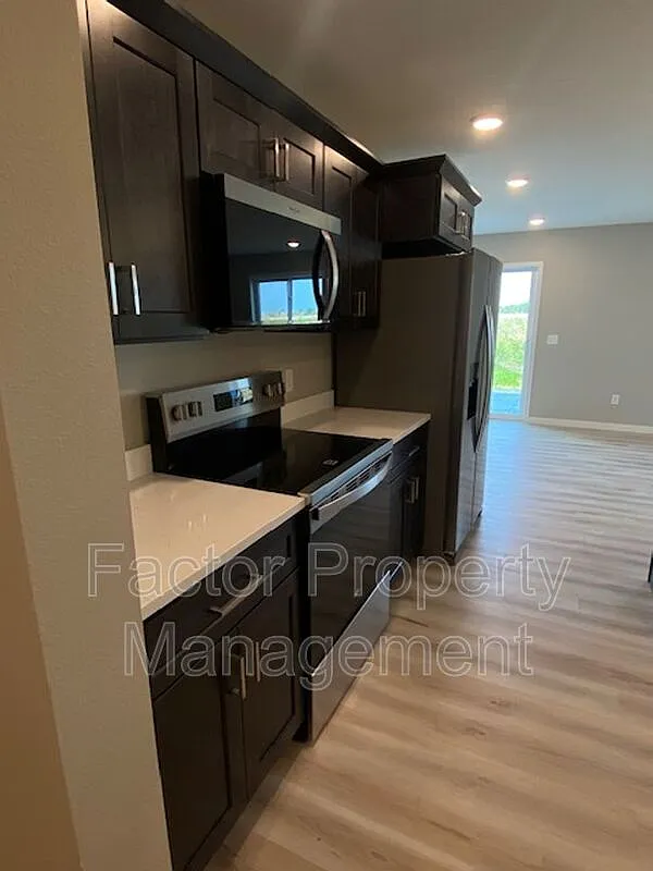 3 bed, 2.5 bath, 1800 sqft, $2,295 — Photo 4