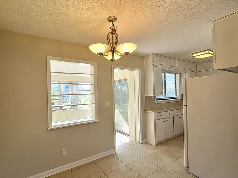 331 Emory Dr — Photo 6
