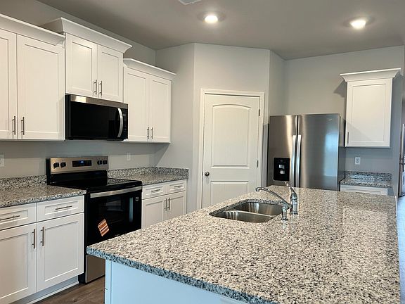 4th image of 74 Clearwater Dr