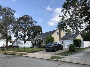 1008 Woodcliff Dr, Franklin Square, NY 11010