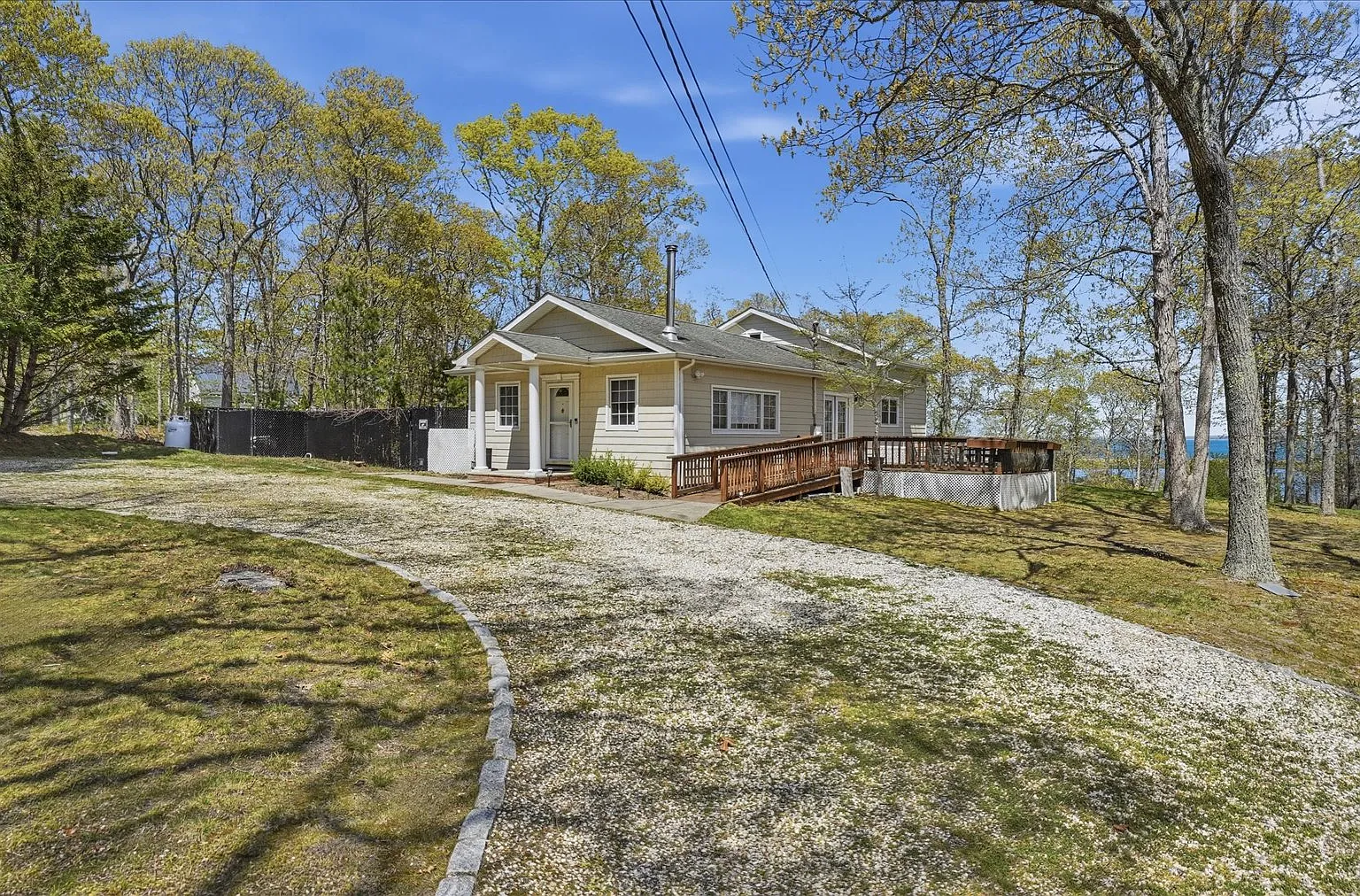Charming summer retreat nestled in the heart of Hampton Bays. — Photo 2