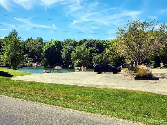 2nd image of 132 Clubhouse Dr
