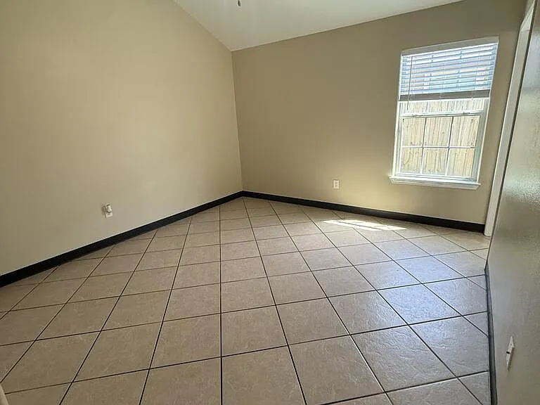 212 S Kossuth St #B — Photo 5