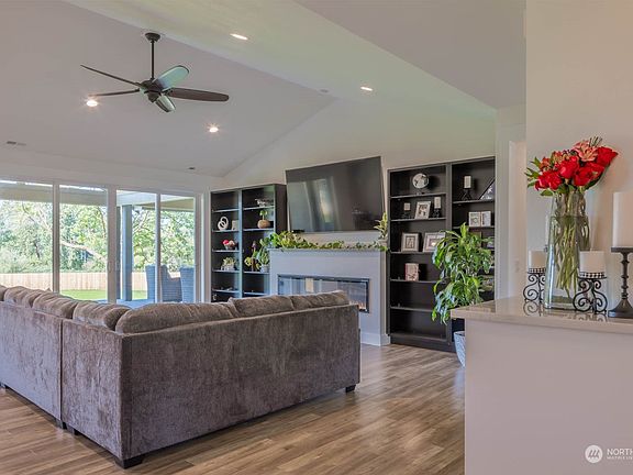 4th image of 3743 Legacy Drive NE