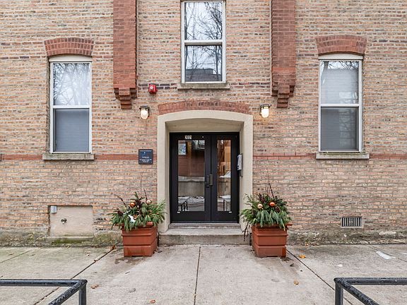 2nd image of 2021 W Willow St #202