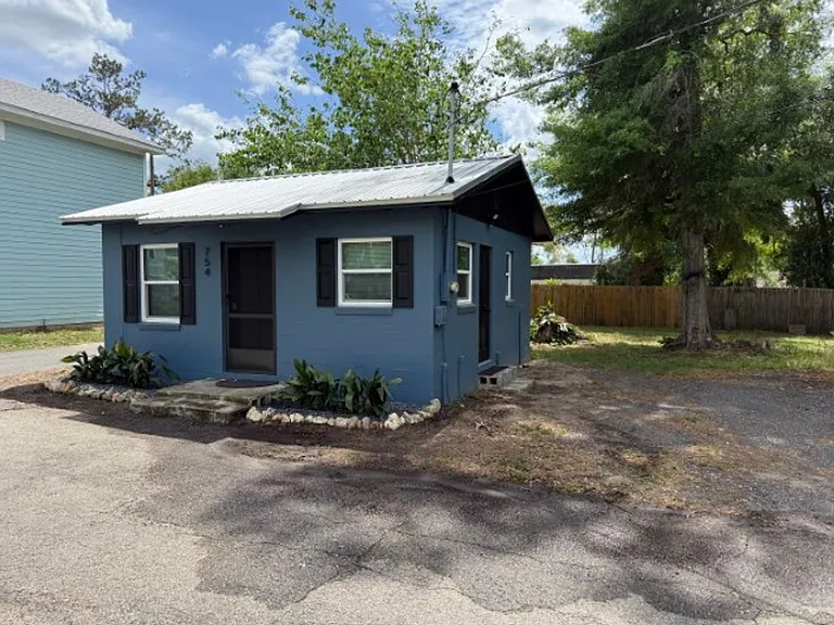 754 Parklawn Ct — Photo 2