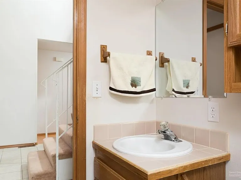 1252 NE Providence Dr — Photo 20