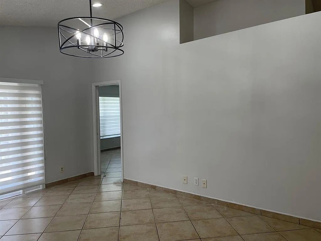 3 bed, 2.0 bath, 1446 sqft, $4,000 — Photo 4