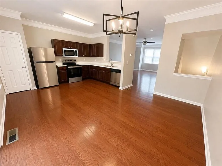 6764 Blackstone Pl — Photo 2