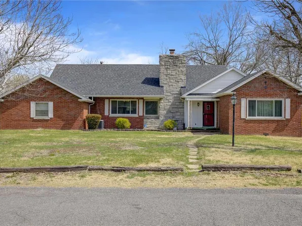 1314 Edgewood Dr, Fairview Heights, IL 62208