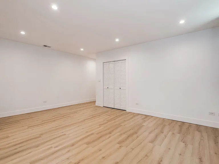 1535 W Estes Ave #G — Photo 7