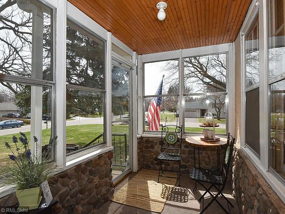 5th image of 2081 Henry St N