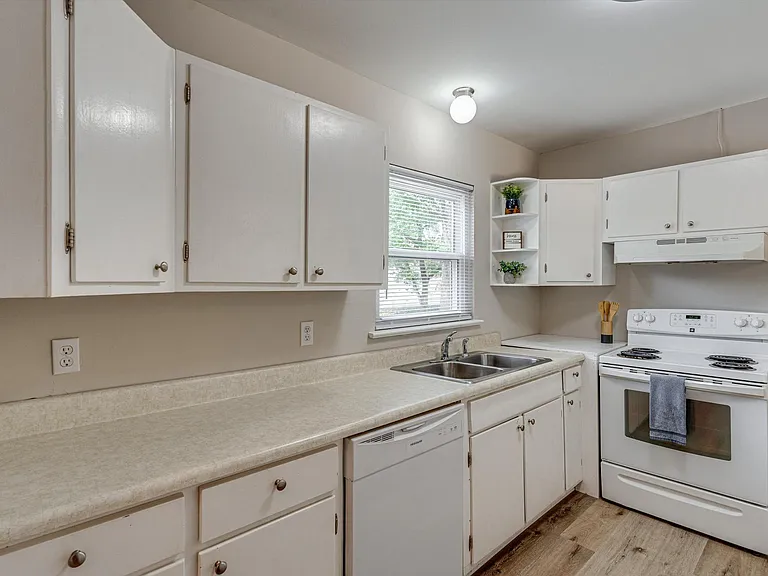 3810 Memphis Dr — Photo 10
