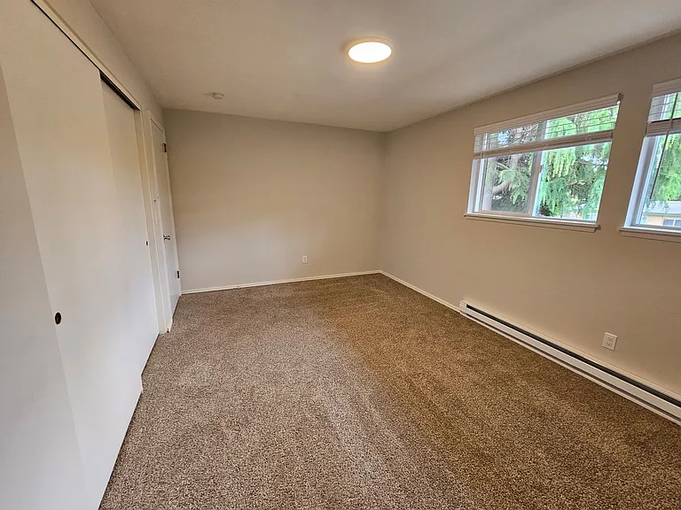 Julee Apartments — Photo 8