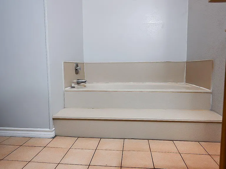 Master Restroom w/Tub